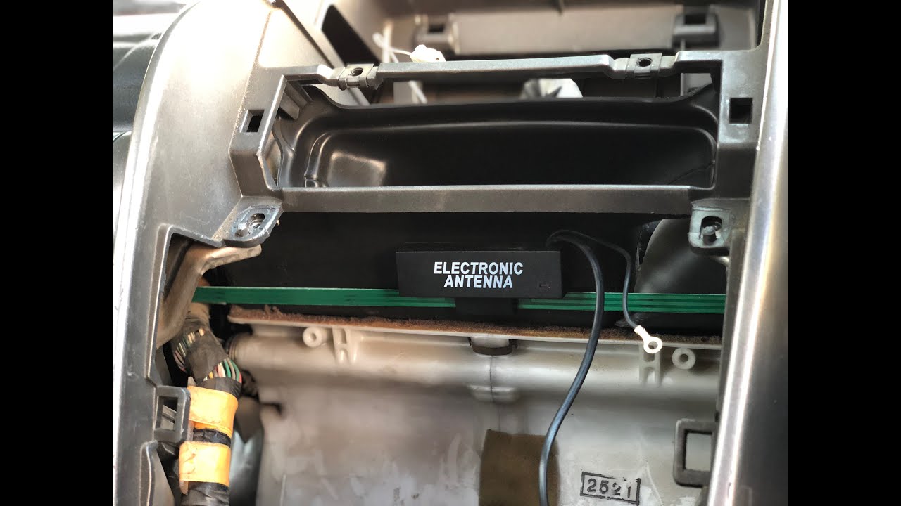 How to install an electronic car radio antenna