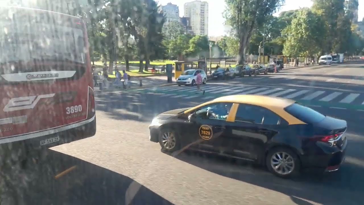 Viajando en un bus de la Linea 100 por Buenos Aires - Argentina.