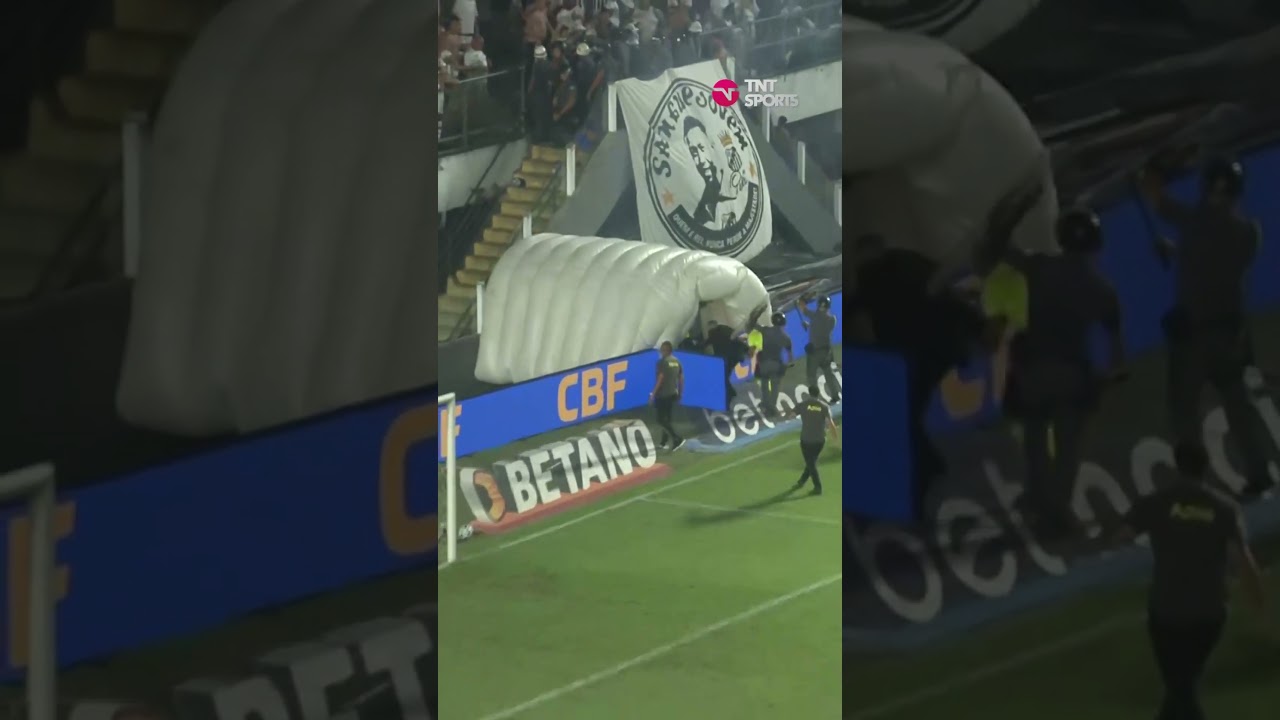 INVAS&Atilde;O DE CAMPO E PANCADARIA! TORCIDA DO SANTOS INVADE CAMPO E EXPLODE BOMBAS AP&Oacute;S REBAIXAMENTO