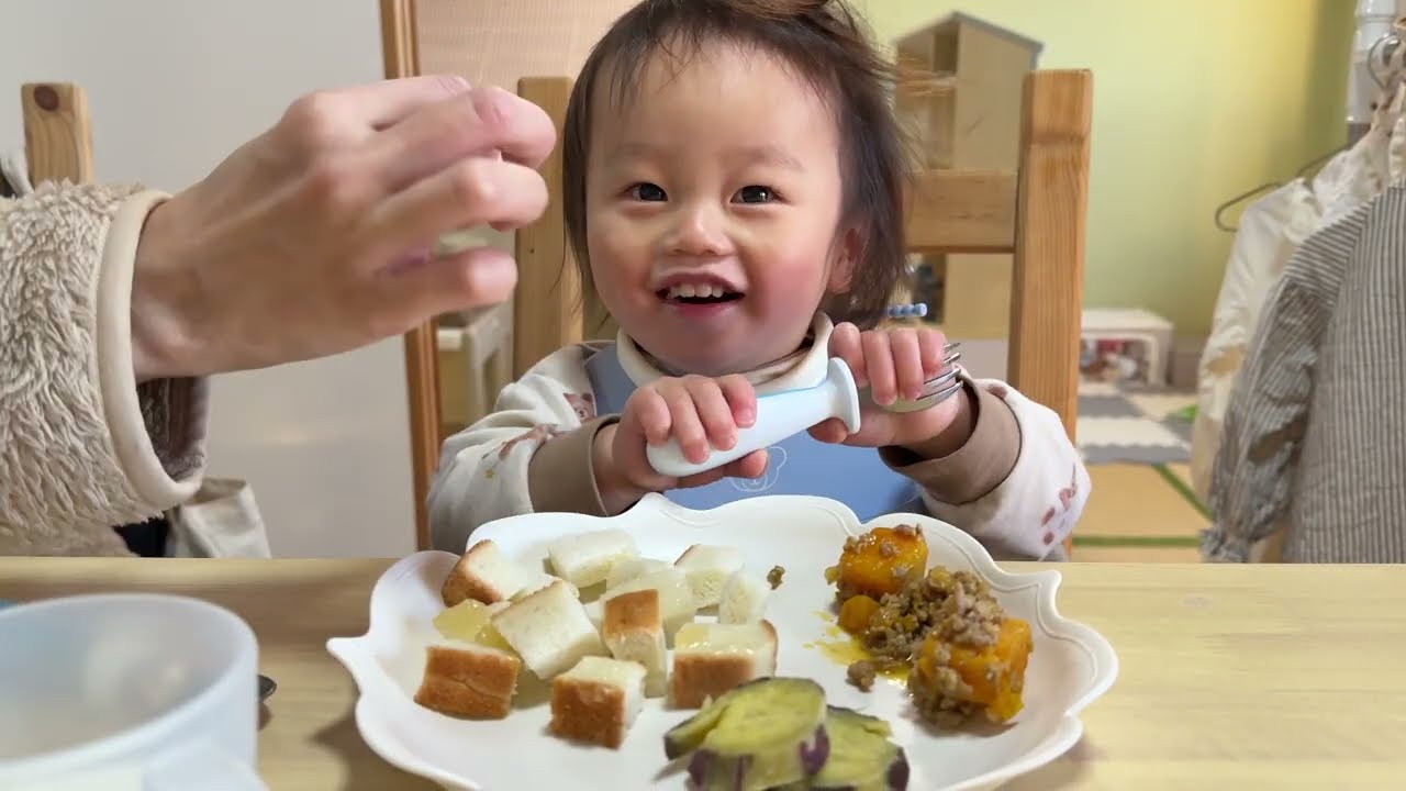 Jam bread, boiled pumpkin, sweet potato milk. He can't stop coughing and can't eat food🥹