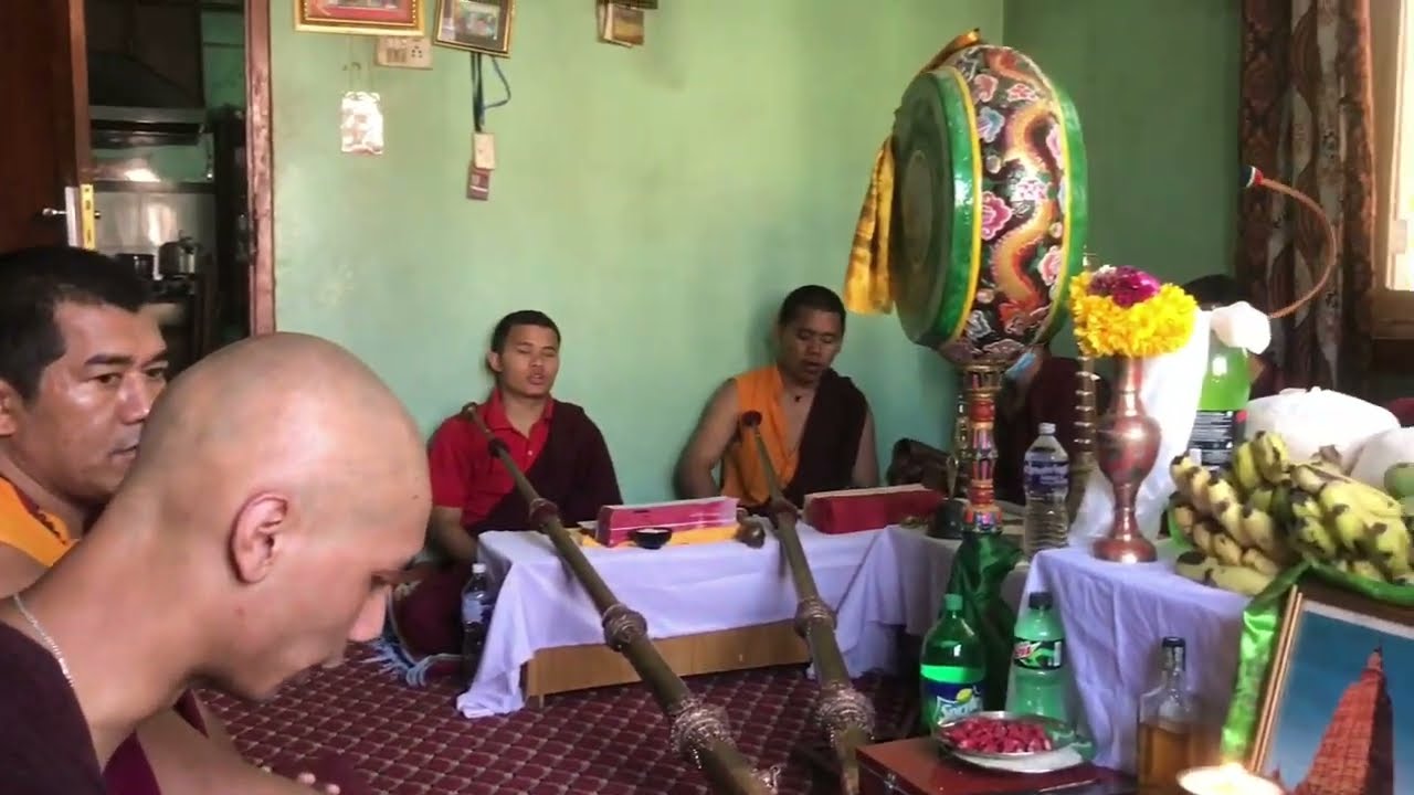༆ཧཱུཾ་སྣང་བ་མཐའ་ཡས་བཀའ་སྲུང་བ༔ བདུད་པོ་ནག་པོ་སེངྒེ་གདོང༔