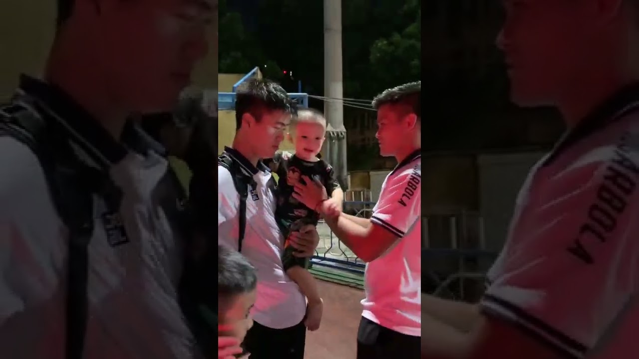 Con trai Duy Mạnh làm mất dép sau trận thắng của Hà Nội FC