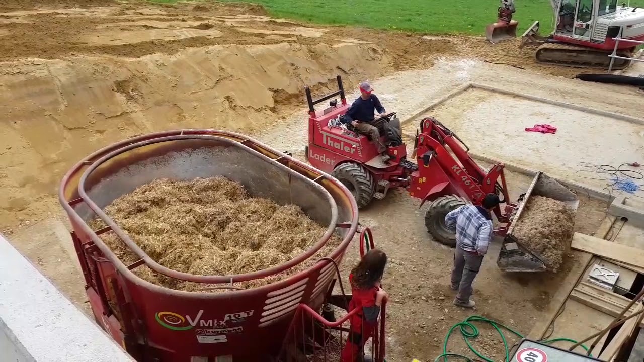 Liegeboxen mit Kalkstroh. Mischen, bef&uuml;llen.
