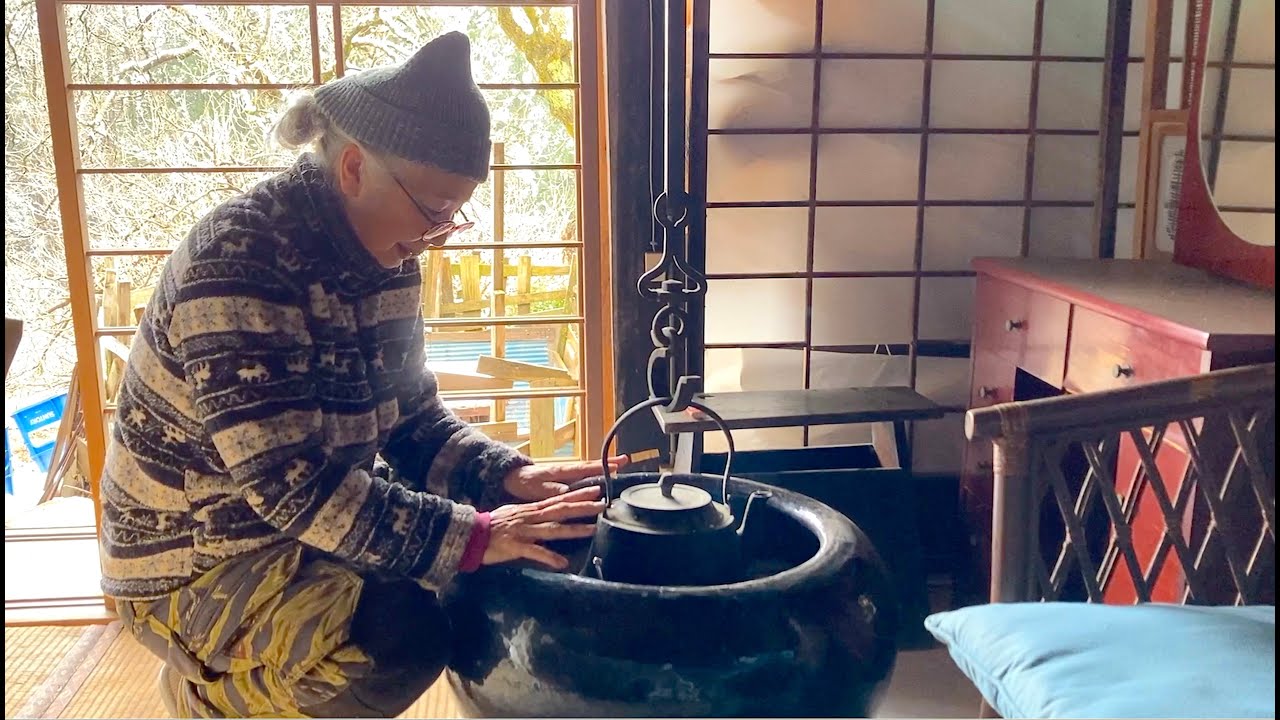 エアコンが凍った！次の雪が降るまでに薪増量します。座布団を掛けた室外機　/雪景色のショー　#山暮らし  #薪ストーブ #古民家