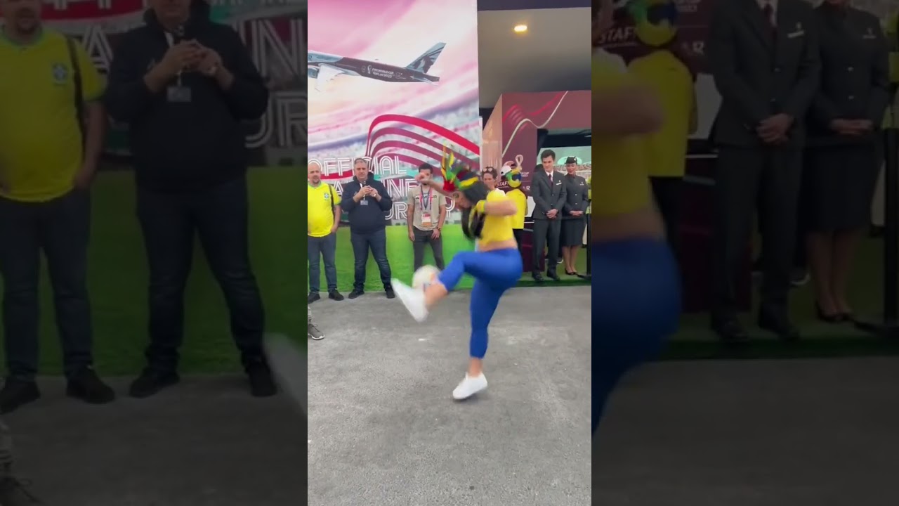 Fingi que não sabia fazer embaixadinhas pra ganhar brinde 🤭🤡⚽️