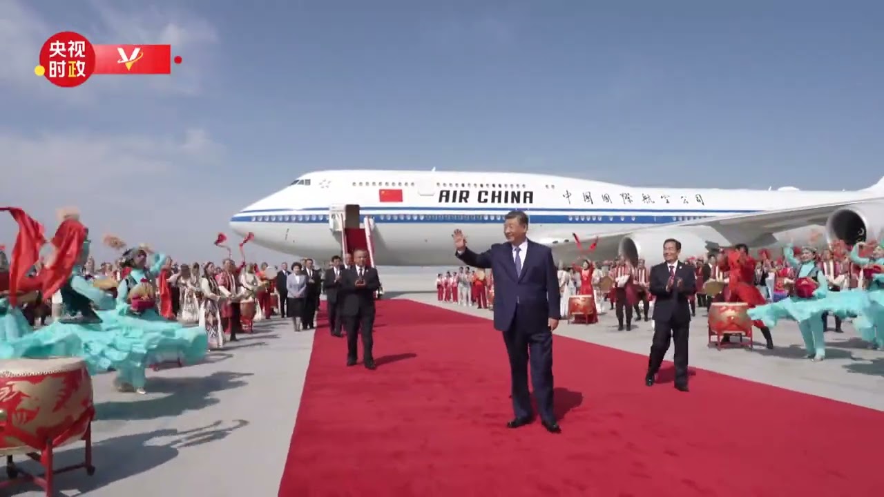 习近平率中央代表团抵达乌鲁木齐出席新疆维吾尔自治区成立70周年庆祝活动