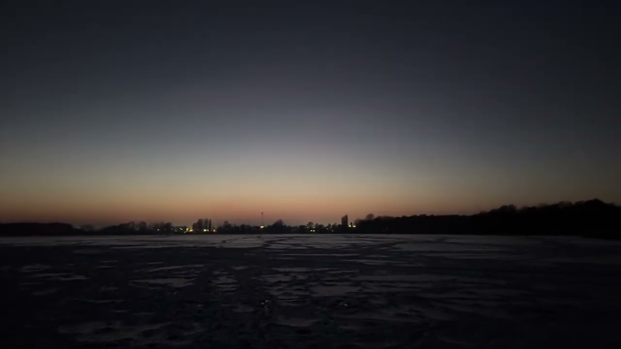 Zamarznięte jezioro 