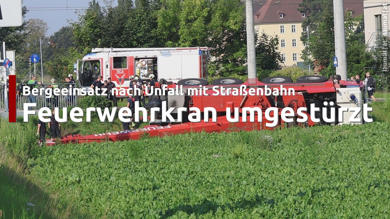 Kranfahrzeug der Feuerwehr bei Einsatz nach Straßenbahnunfall in Linz-Ebelsberg umgestürzt