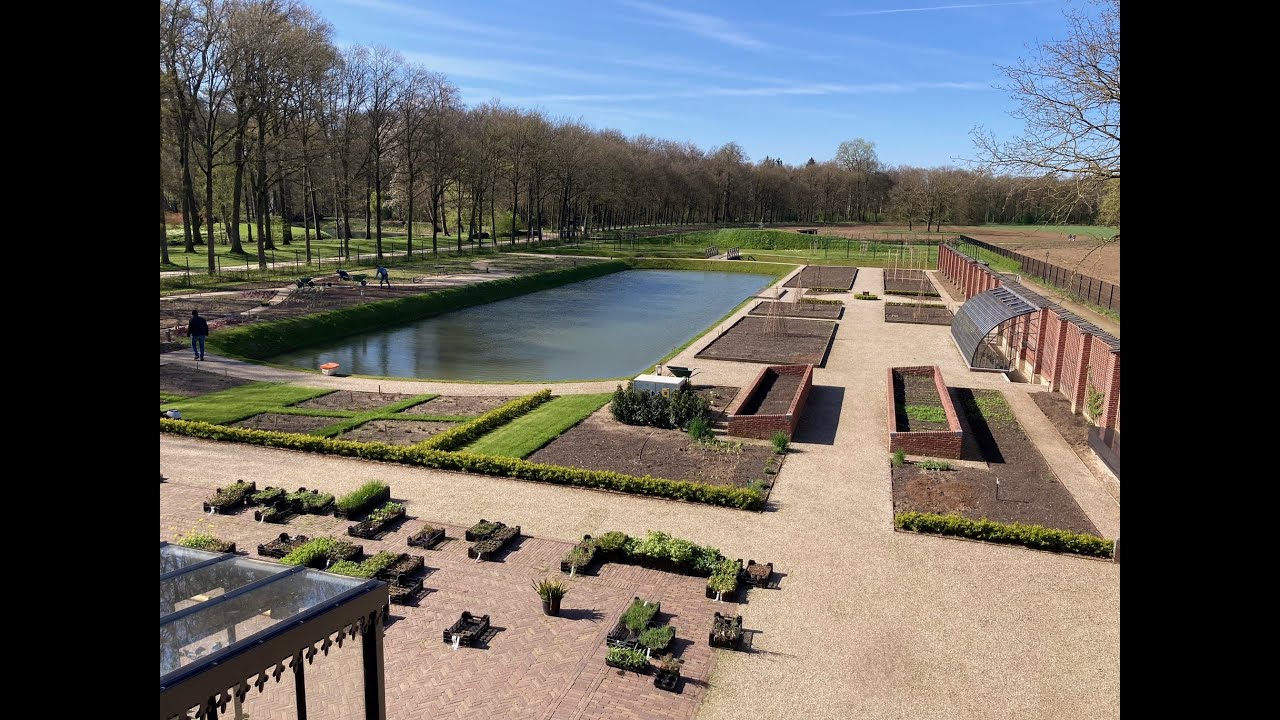 Bezichtig bij Huis Landfort de bloeiende moestuin en wandel door de boomgaard met oude fruitrassen
