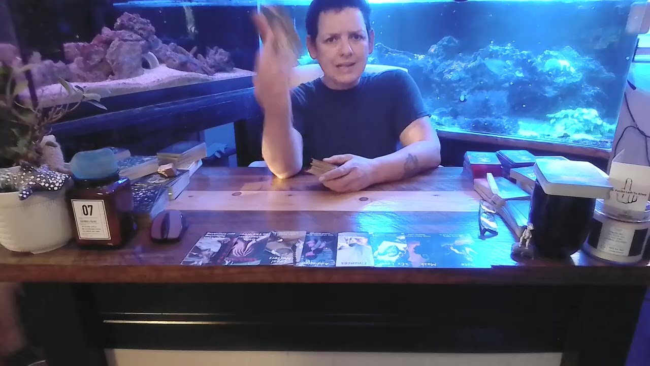 ЭТОТ ИДИОТ НЕ СМОГЛА НАЙТИ ВОДУ, ЕСЛИ ОН ВЫПАДЁТ ИЗ БЛЯДСКОЙ ЛОДКИ!! #коллектив #новый #потерянный
