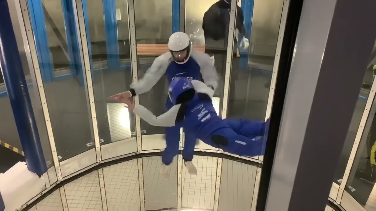 Anna leert op haar rug vliegen! Indoor skydive 11/10/2022
