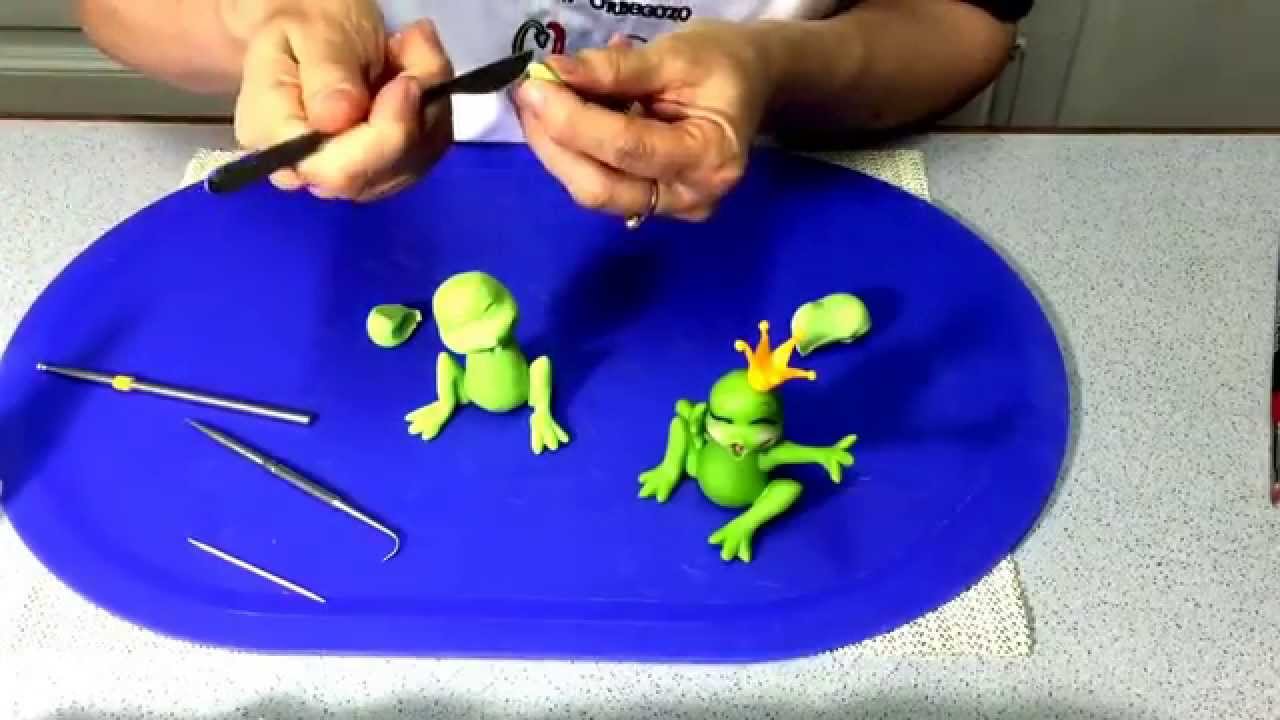 Rana modelada a mano . Polymer Clay. Porcelana fría. Pasta de goma
