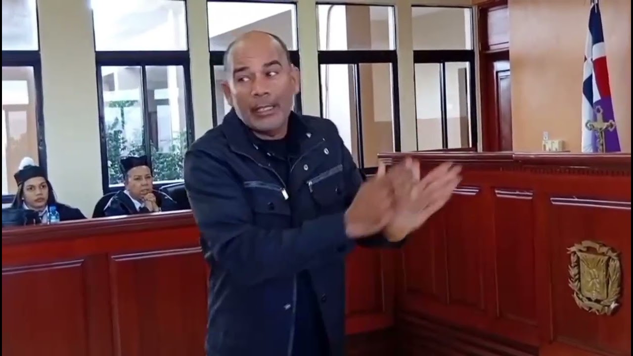 EL PARECE UN A OBOGADO EN DEFENSA POR UNOS TERRENOS EN UNA AUDIENCIA EN MAO