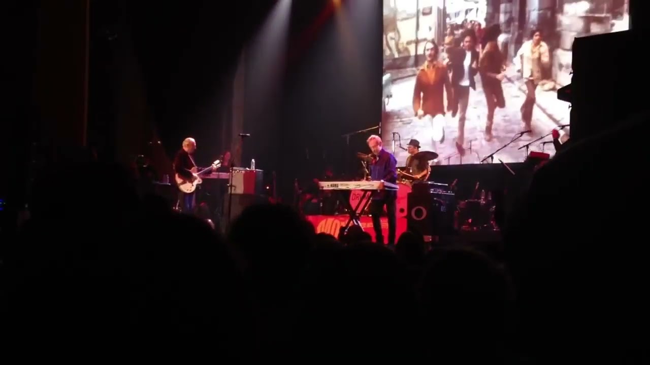 The Monkees (Live) Michael Nesmith Explains Peter Tork's Musical Challenge Between Songs