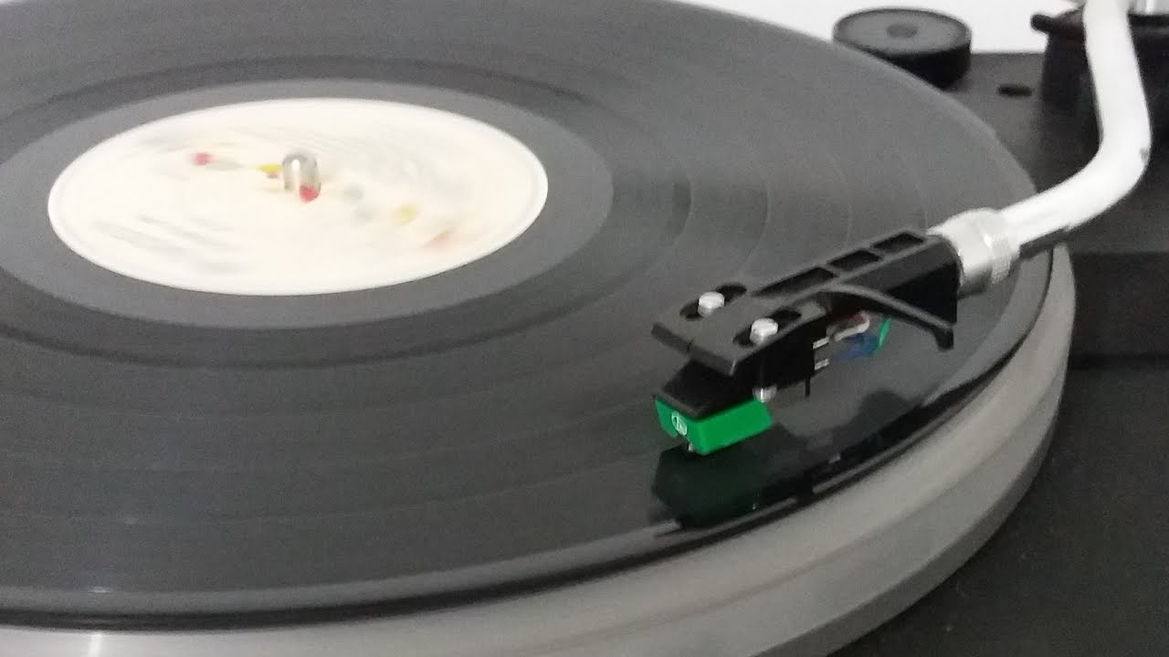 A música está agarrando quando o disco de vinil toca? A agulha do toca-discos está pulando? Veja!!