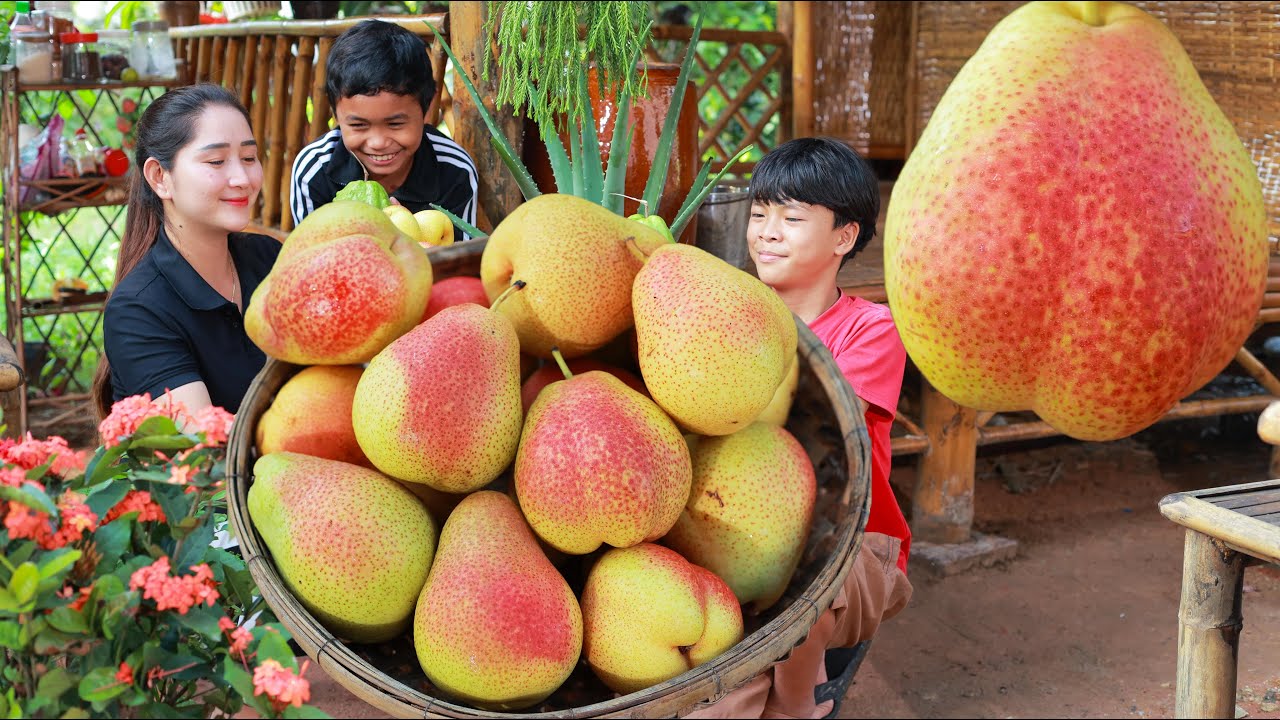 Sweet pears fruit juice | Pears fruit drinking for my brothers | Pears in my homeland