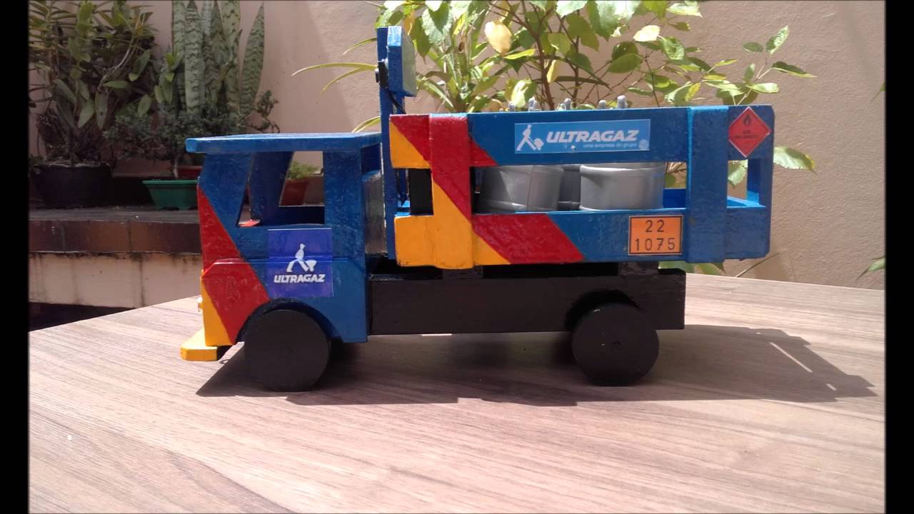 Caminhão miniatura em madeira da Ultragaz