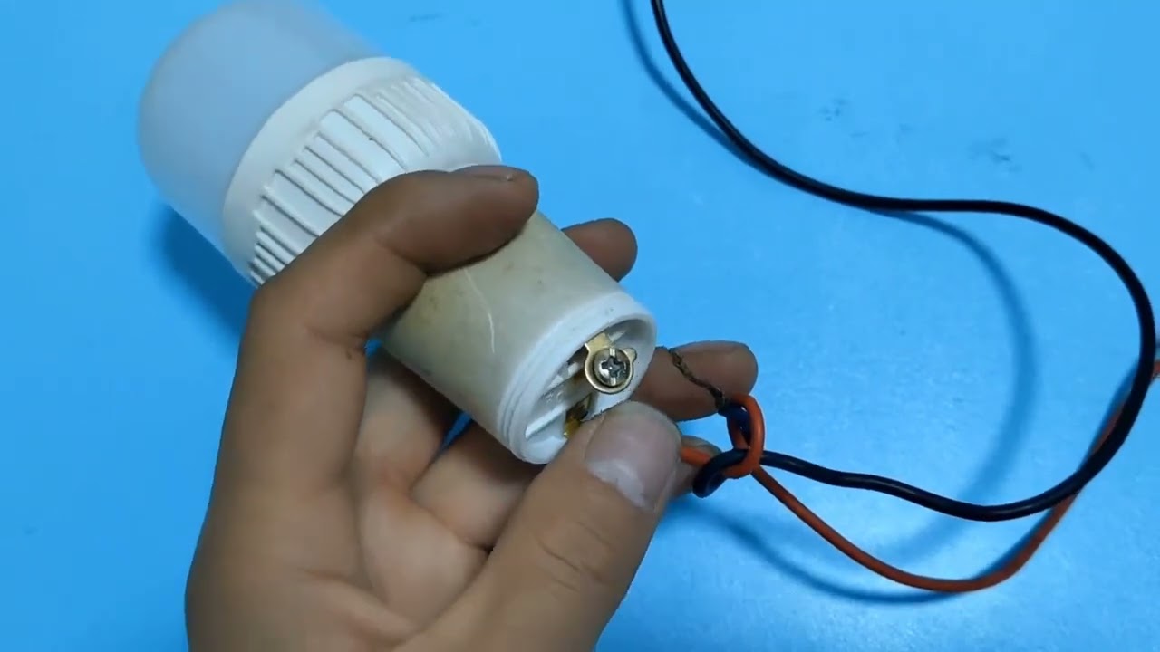 灯头接线别直接扭一起，水电工师傅教你正确接线技巧，现场演示 #灯头接线 #电工知识 #技术分享 #小发明大作用 #涨知识了