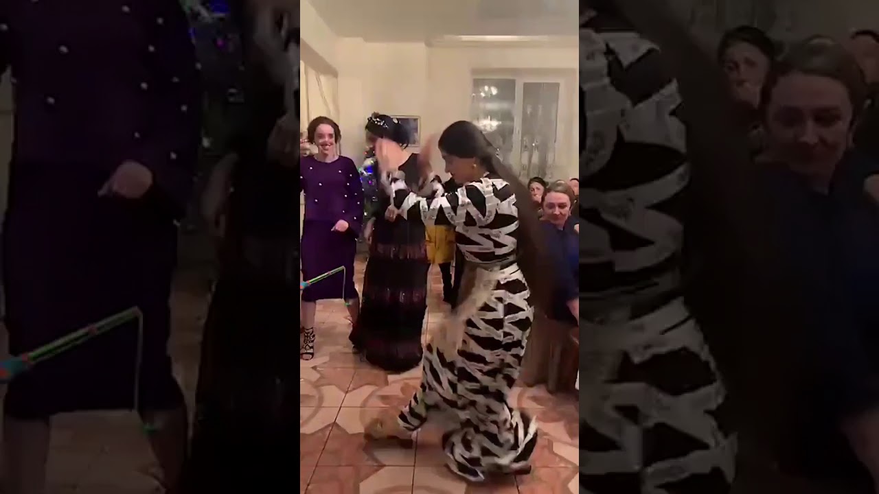 Цыганочка классно танцует дома на празднике 🌹⚜️🥰