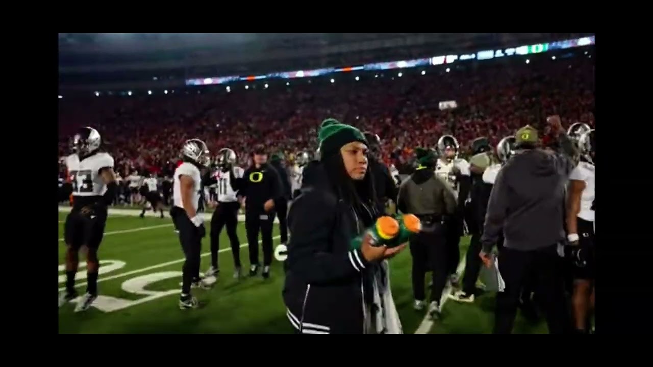 Oregon Ducks football gets TURNT! “Jump around”@WisconsinBadgers @GoDucksdotcom #nike
