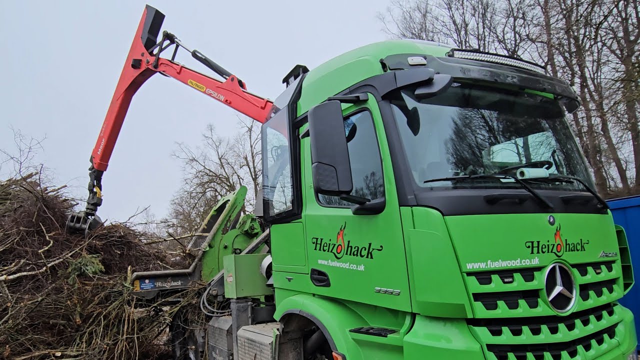 Mercedes -Benz  3353 Arocs Spezial mit Heizohack HM 14-860 KL Fuelwood bei Hackschnitzel-Produktion