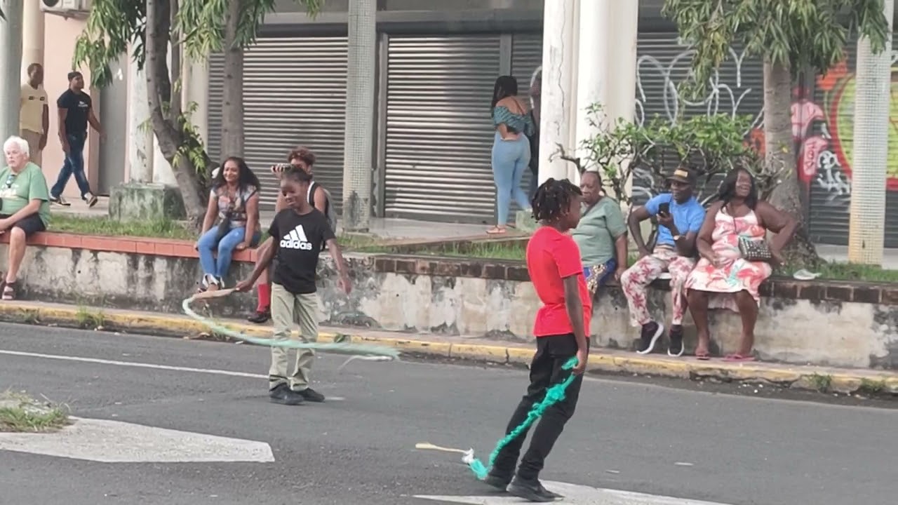 Jeunes et fouets en Guadeloupe