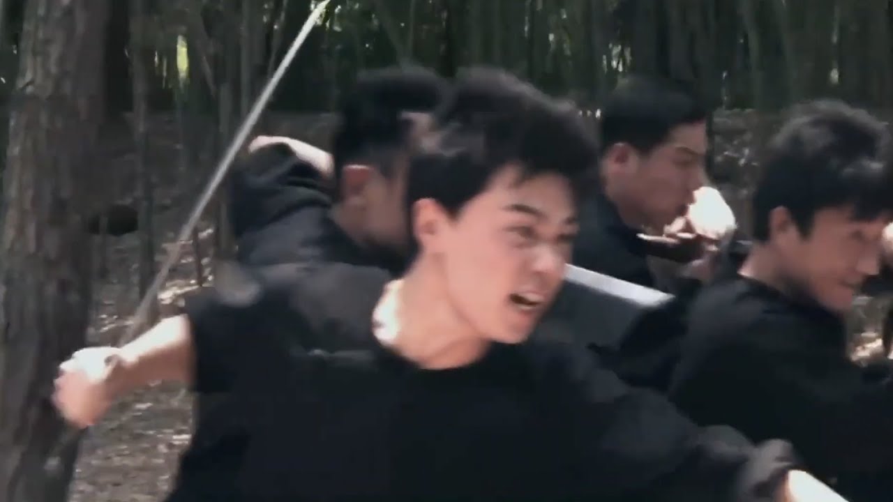 女東家被追殺，大俠抱打不平出手，怎料吃面的小子才是高手｜The hostess was hunted down, and the hero fought against the injustice