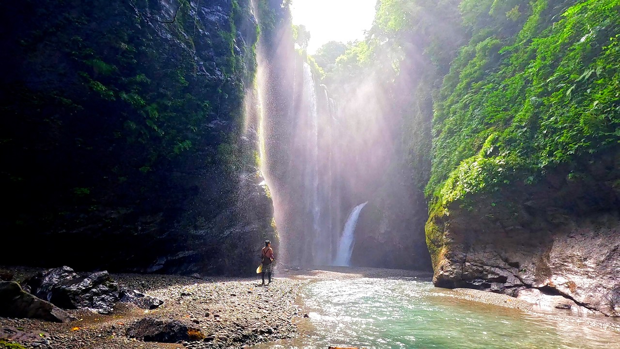 巨大ヤマメが噂される未踏の滝壺へ・・・