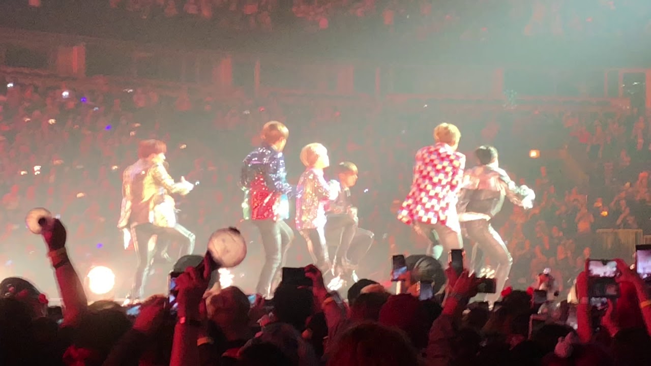 BTS - DNA [Live]