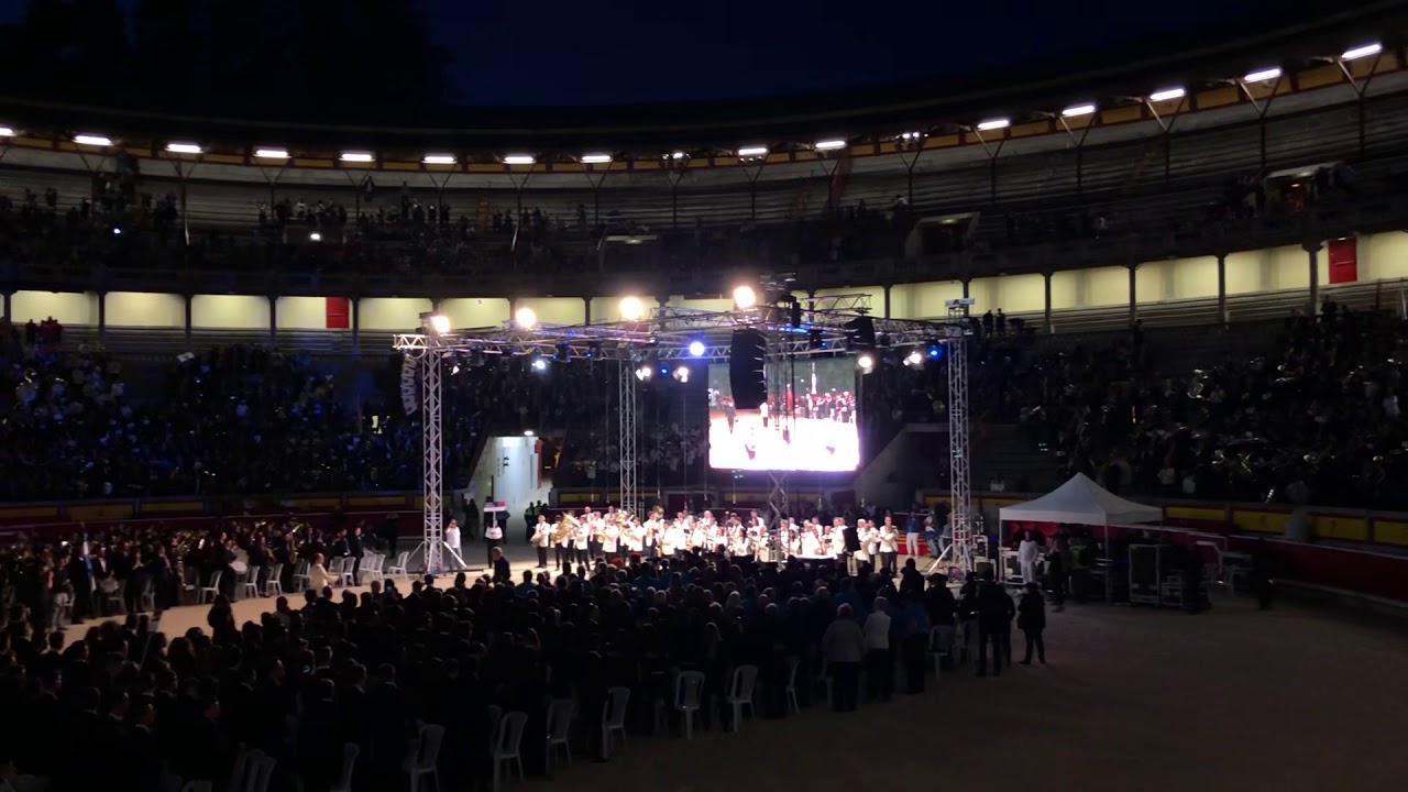 La Pamplonesa y 3000 músicos tocan el Vals de Astráin Riau Riau