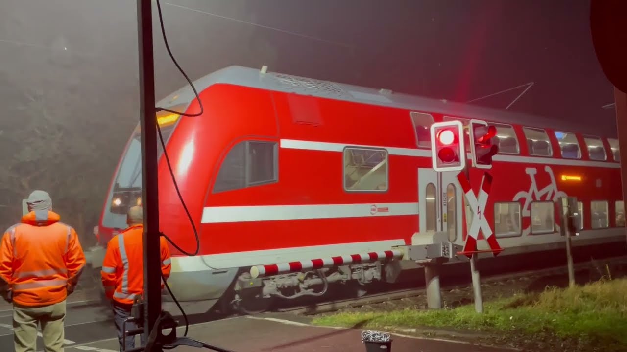 Gleisarbeiten und Rottenwarnanlage löst aus - Zug fährt durch Baustelle
