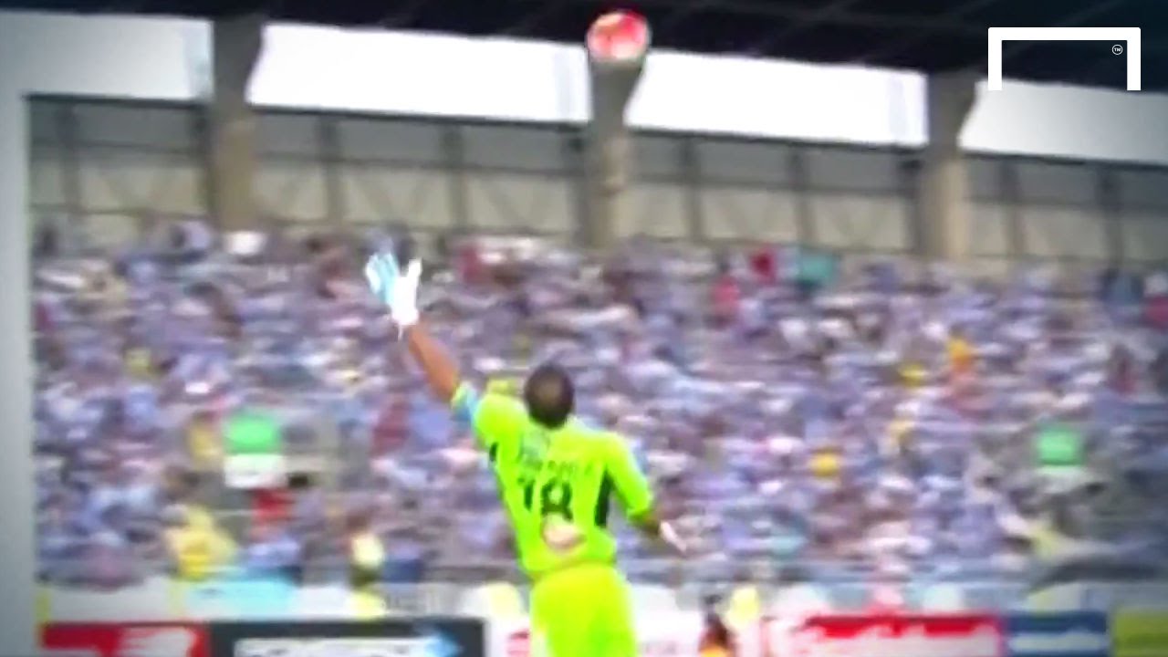 Halfway line golazo from Manriquez