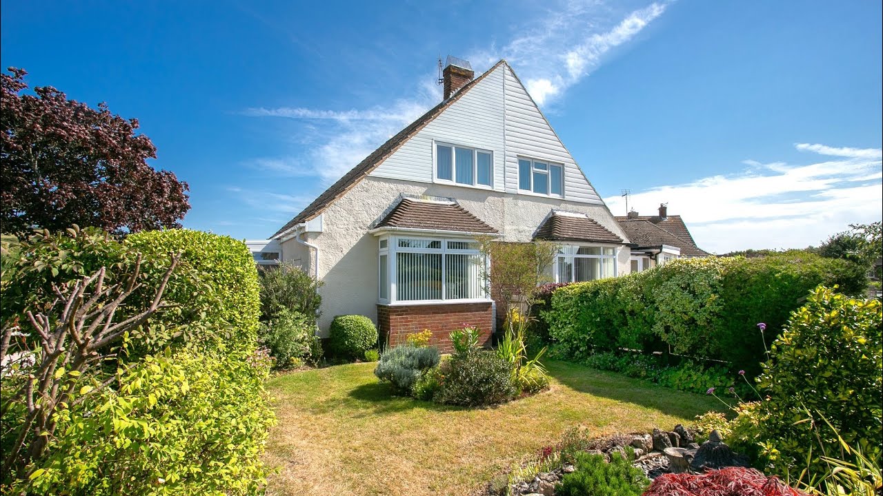 55 Shepherds Walk, Hythe, CT21 6PS. £325,000. To arrange to view call Lawrence & Co on 01303 266022