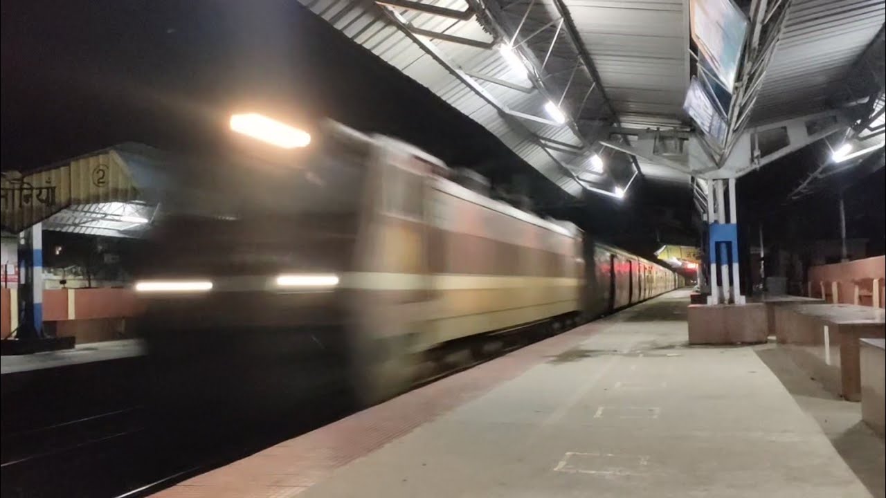 Pune Danapur Express at Full Speed crushing through Zamania Railway station