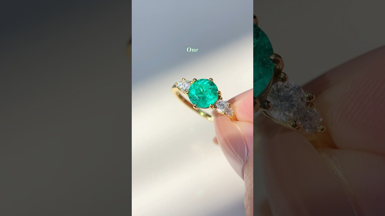 Which one&rsquo;s your fav?👰&zwj;♀️💍#emerald #engagementring #weddingring #weddingband #leafring #ringinspo