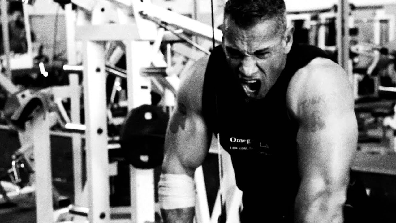 leo flores entrenando brazo