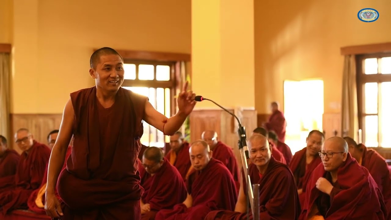 ལྷ་རམས་དགེ་བཤེས་རྣམས་ཀྱིས་སྔགས་ཀྱི་རྩོད་རྒྱུགས་ཆེན་མོ་འབུལ་བཞེས་གནང་བཞིན་པའི་སྐབས་ཀྱི་བརྙན་ཐུང་།