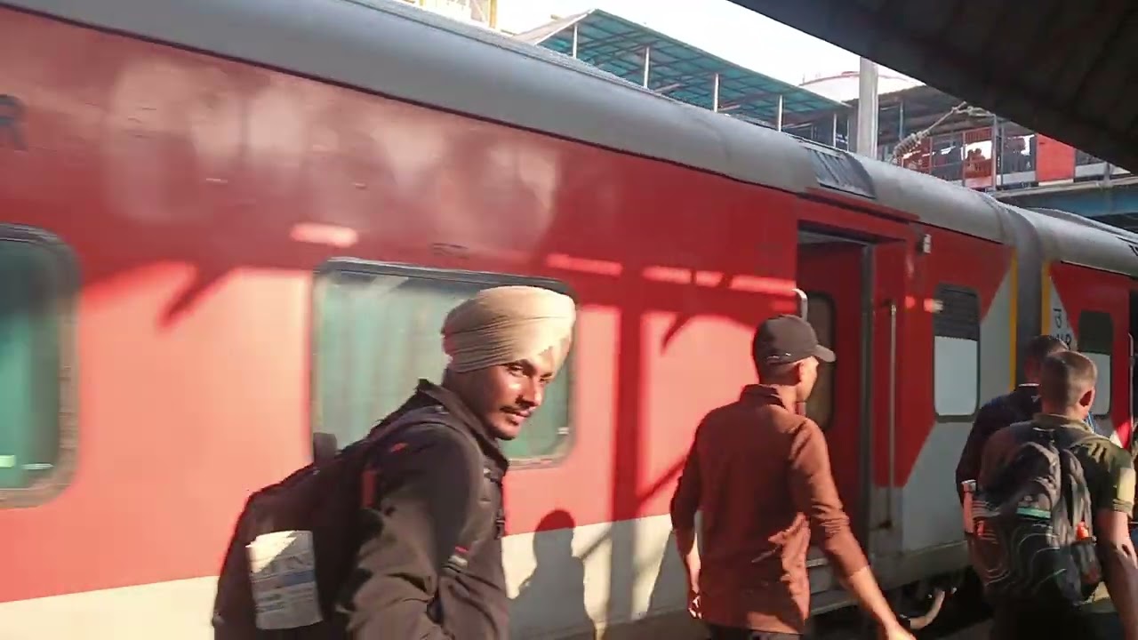 Rajdhani express | train videos | Delhi platform 