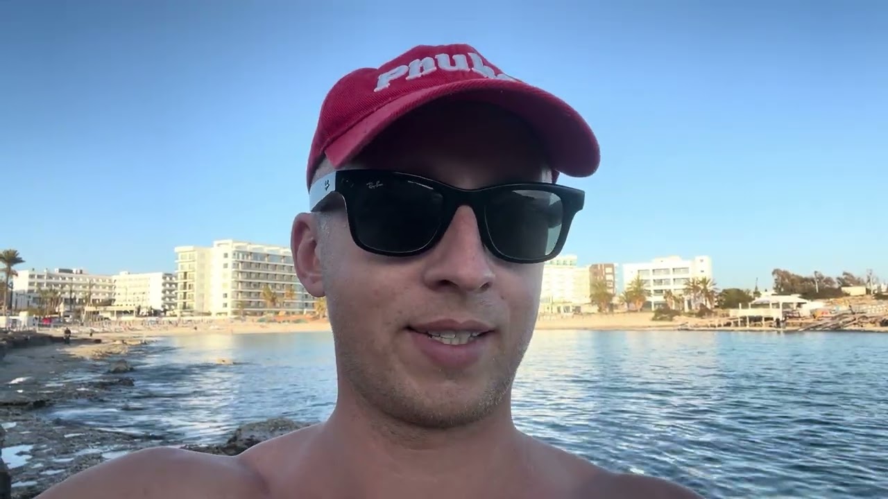 Чем больше мужчина жертвует собой ради женщины — тем меньше она его хочет.
