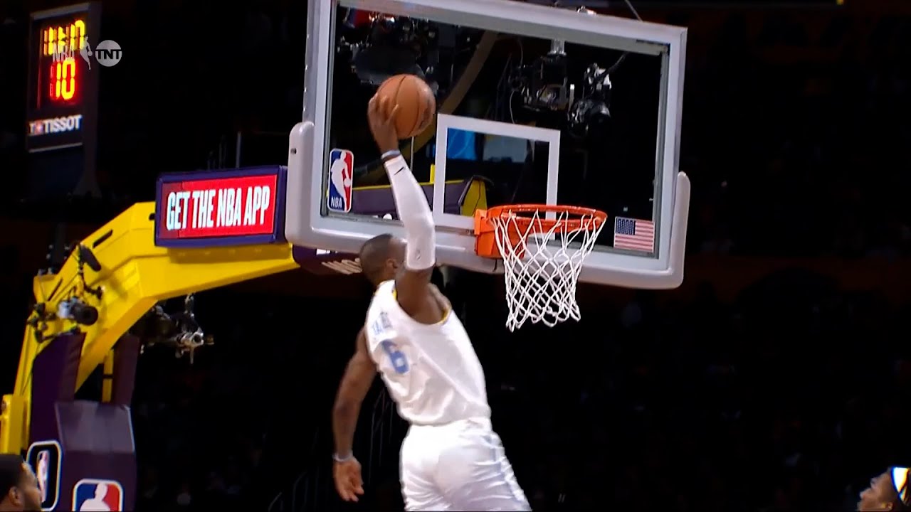LeBron James turned into the character of Space Jam and scored an amazing alley-oop dunk vs gsw