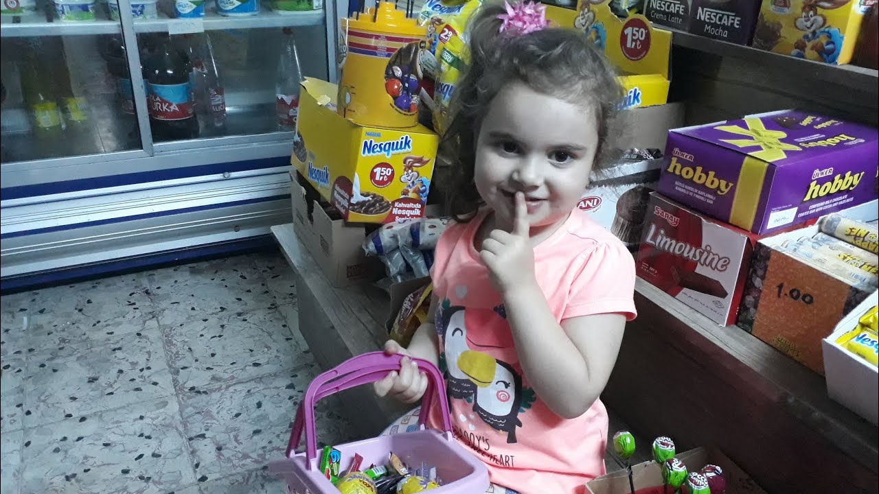 Ela dedesinin bakkalından bir sepet dolusu abur cubur kaçırdı ve yerine koydu
