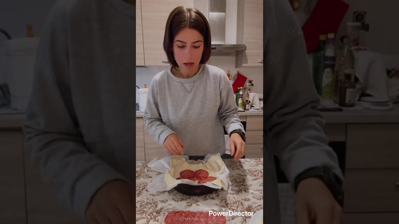 Pizza sfoglia con verza cotta salame e mozzarella 