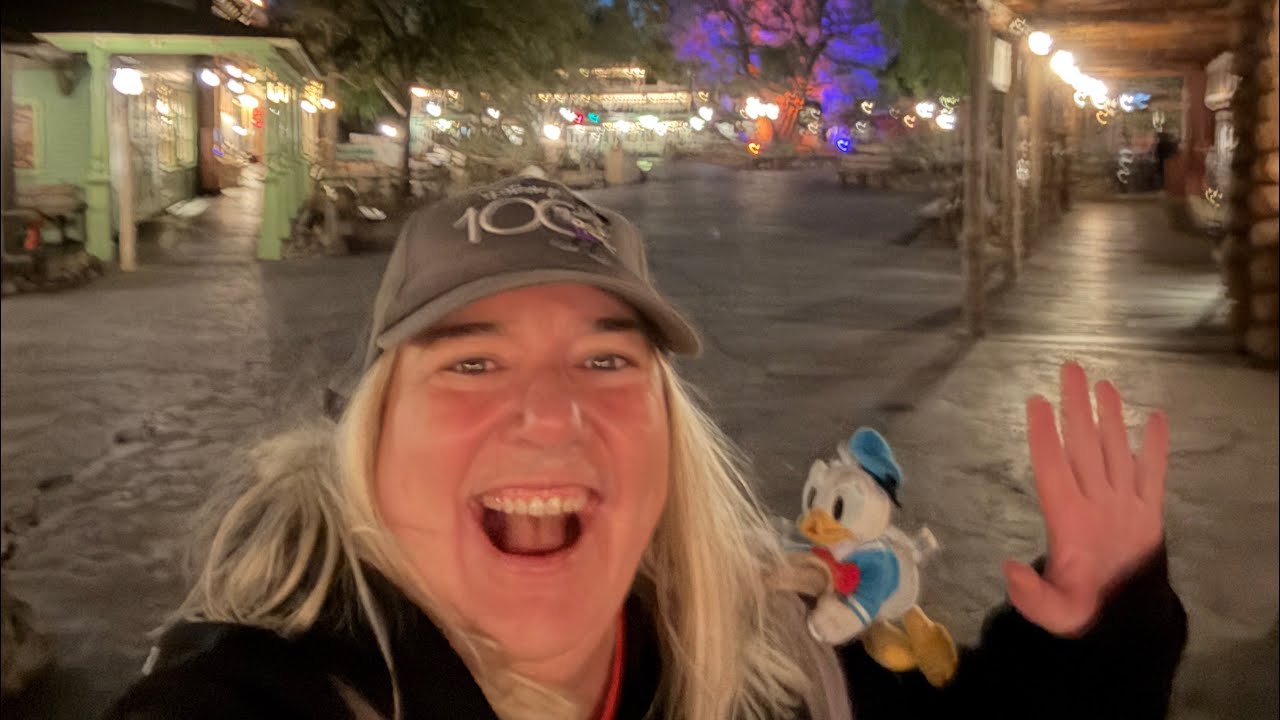 Disneyland After Dark Was So FUN!! Rare Characters, Low Crowds & DANCING!?!