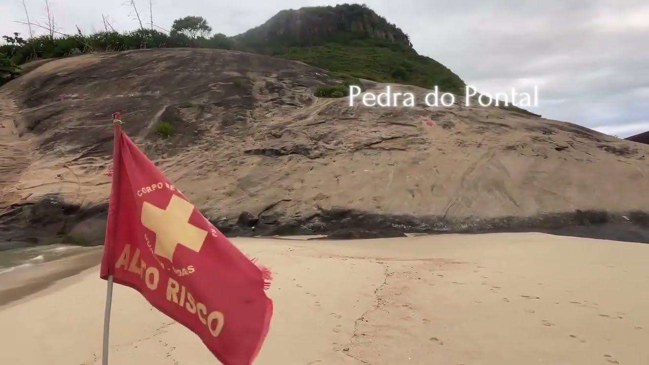 A Pedra do Pontal está na divisa entre a Praia da Macumba e Praia do Recreio (Posto 12).