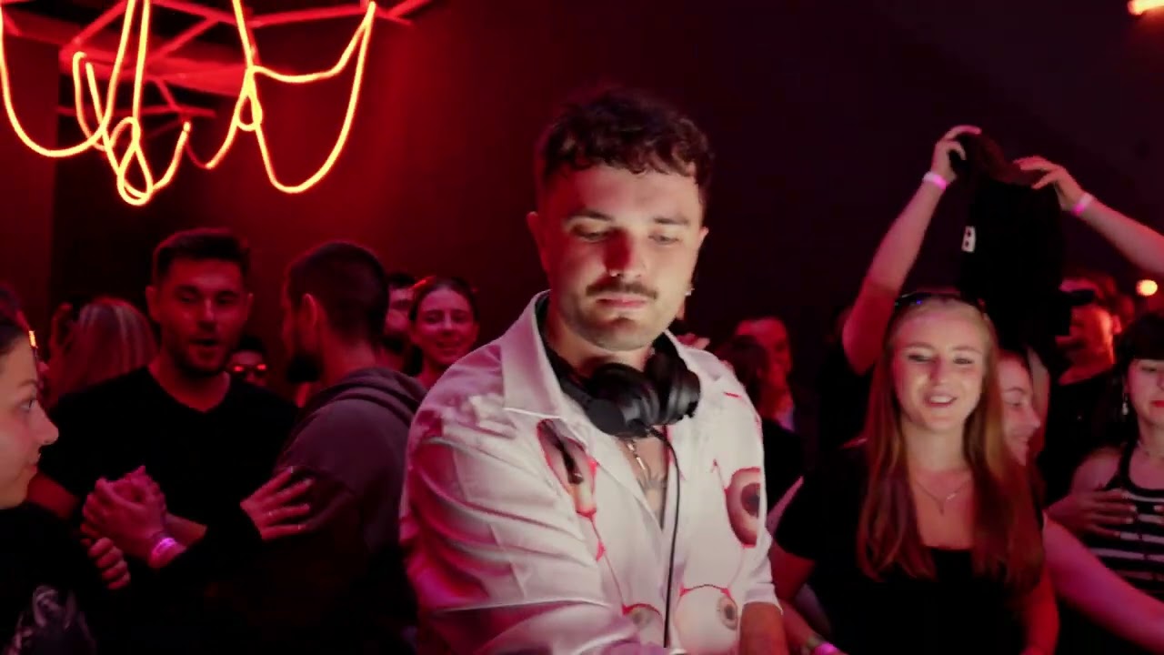 Spacer | M&auml;sokombin&aacute;t - Narodeninov&yacute; &Scaron;peci&aacute;l (Temn&yacute; OST BLOCK, Bratislava)