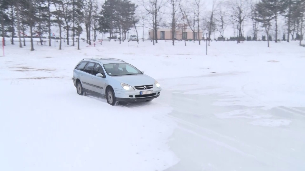 Automobilom preko Oblačinskog jezera