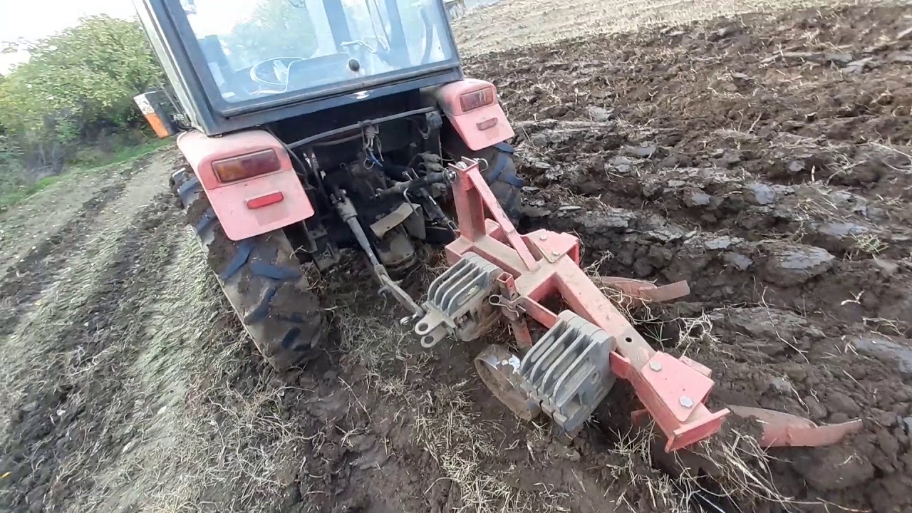 la arat cu tractor mic 25 cp la adâncime de 30cm în teren greu