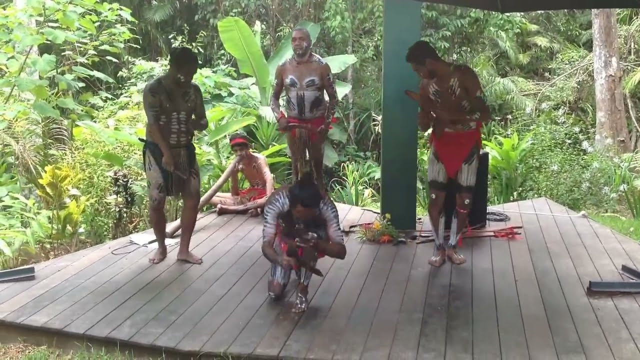 mayi wunba dancers at kuranda rainforest markets
