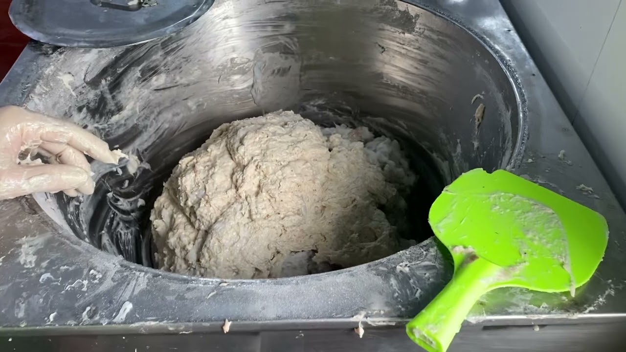 Cách xay mực , trộn mực để làm chả mực Hạ Long