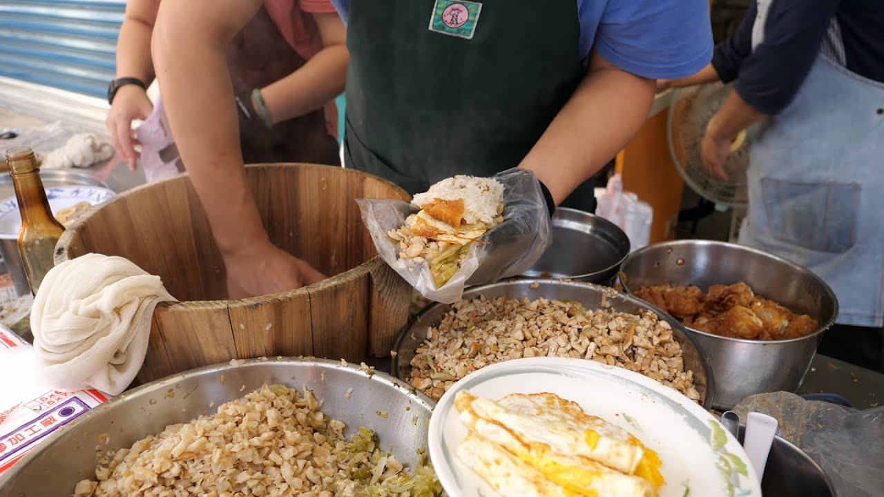Taiwanese Breakfast - Rice Roll, Omelet, Soy Milk 羅東美食早餐 民權路無名飯糰